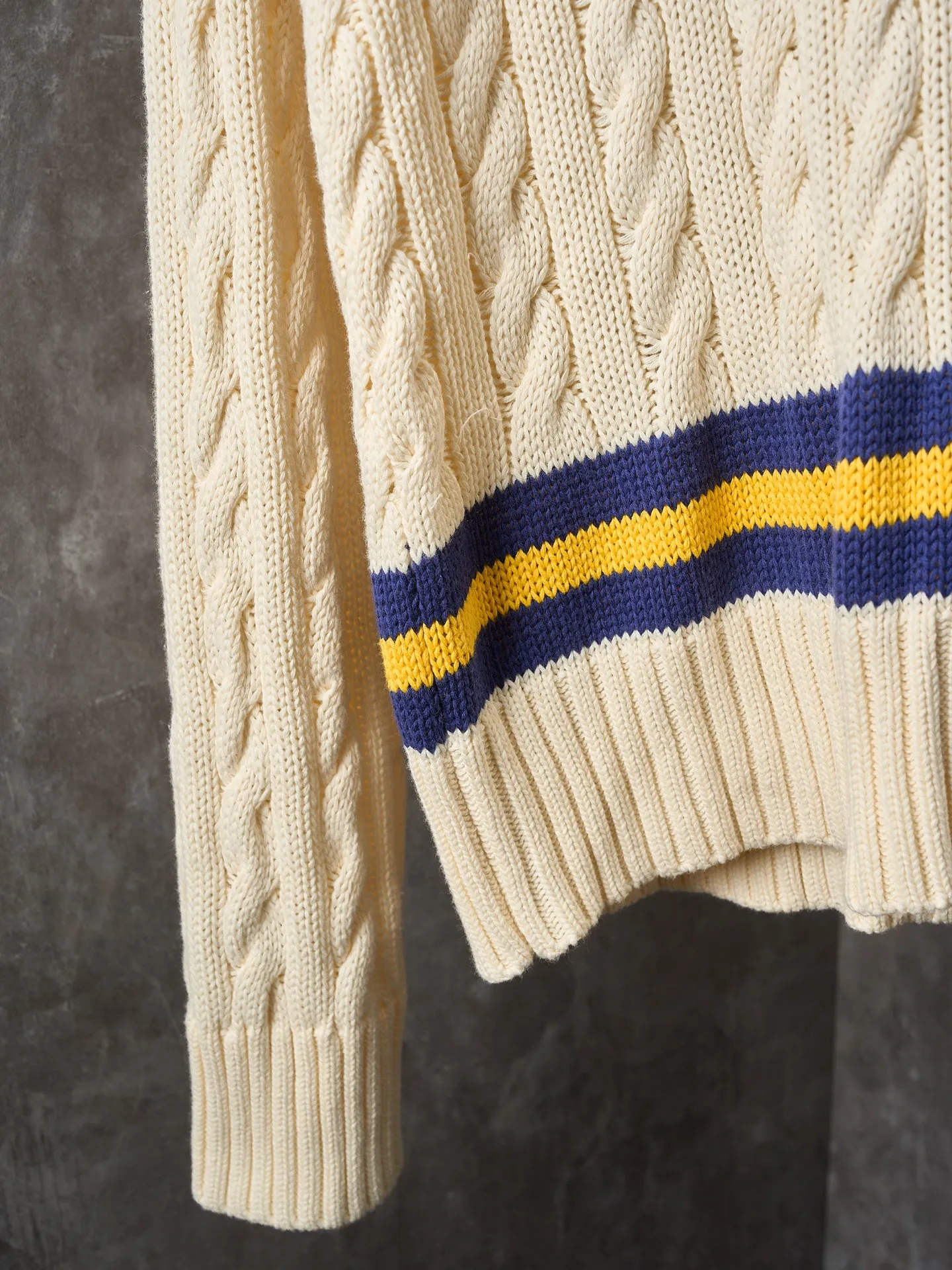 P450 Actual hanging auction] Ralph Lauren/Ralph Lauren tennis cable knitted long-sleeved V-neck sweater [Ready stock] S M L The crossed tennis racket pattern and RLTC lettering on the chest are a clever tribute to the brand's sports spirit. It has an atmosphere of freedom and vitality and is highly recognizable. It interprets high-end style with unique details and paints an enchanting artistic picture. It adopts imported machine embroidery technology and uses advanced computer control systems and precision mechanical components to realize the tennis racket pattern and RLTC lettering embroidery. High precision. The lines are smooth and delicate. Three-dimensional cable weaving. Through clever shifting and interweaving of coils. Cross-shift adjacent coils to form a twisting effect. The lines are smooth and regular. Time-consuming and labor-intensive. Garment washing water is softened and deodorized. The clothes are deeply cleaned and deodorized through professional washing equipment and specific detergents. The feel and appearance of the clothes are improved, and the fit is improved.